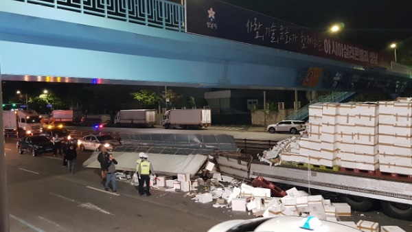 경기 성남 6차로서 15톤 화물차 적재물 쏟아져‥5시간 동안 도로 통제