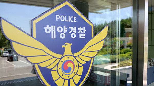 인천 남항부두서 승용차 추락‥50대 운전자 의식 잃고 이송
