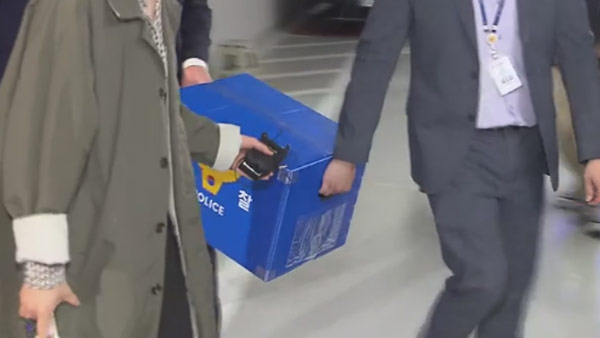 경찰, '성남FC 후원금 의혹' 두산건설·성남FC 8시간 압수수색