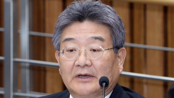 검찰, '신동주 불법자문' 민유성 전 산업은행장 조사