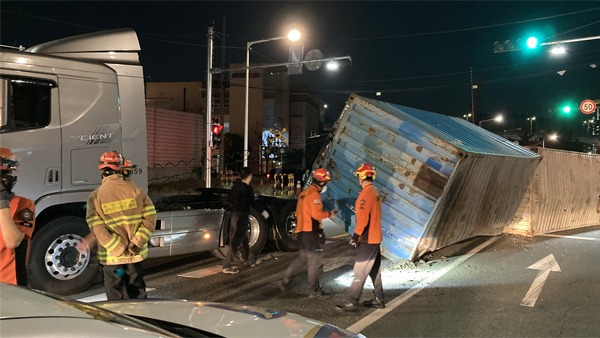 부산진구 트럭 컨테이너 전복 사고‥ 인명피해는 없어