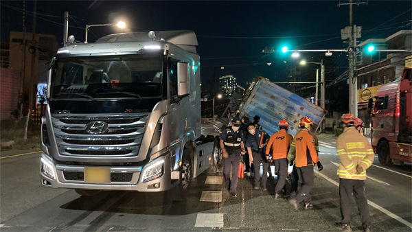 부산진구 트럭 컨테이너 전복 사고‥ 인명피해는 없어