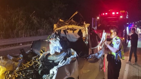 광주대구고속도로에서 차량 4대 추돌‥2명 사망