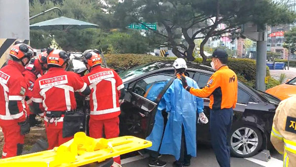 서울 독립문 사거리서 승용차 전봇대 충돌‥1명 부상