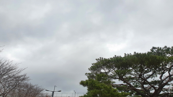 [날씨] 전국 흐리거나 구름 많음…강원·경북 소나기 곳곳