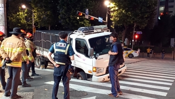 부천 교차로서 도로 지반 침하‥트럭 앞바퀴 빠져