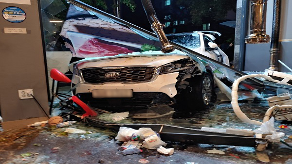 경기 평택서 SUV차량 편의점으로 돌진‥ 2명 부상