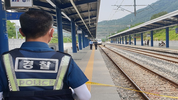 이촌역 부근 철도건널목에서 30대 남성 열차에 치여