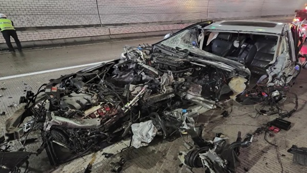 양양고속도로에서 승용차가 터널 경계석 들이받아..운전자 경상