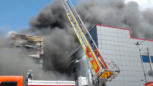 인천 북항 자동차 부품공장서 불‥진화 중