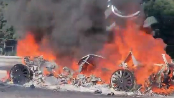 경부고속도로 천안방면 안성휴게소 근처에서 SUV 화재 발생‥ 운전자 부상