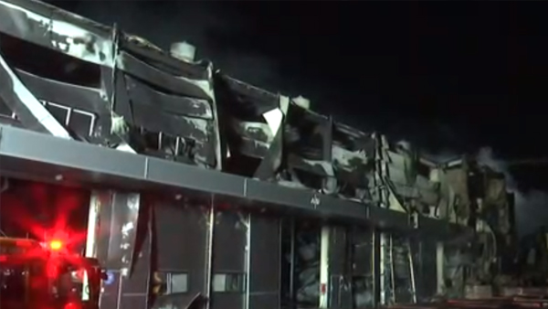 인천 북항 자동차 개조공장 불‥13시간 만에 완진