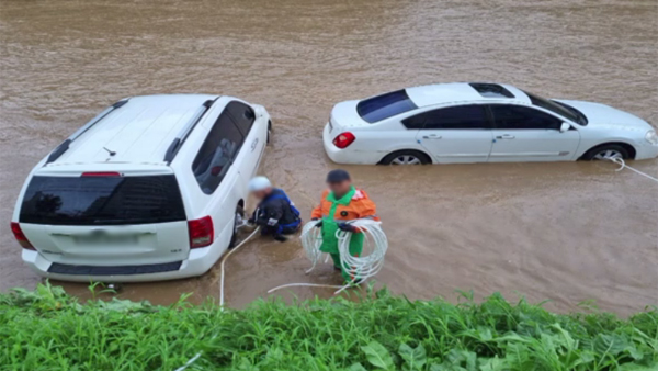 양평군 폭우에 양근천 넘쳐 차량 10여 대 침수