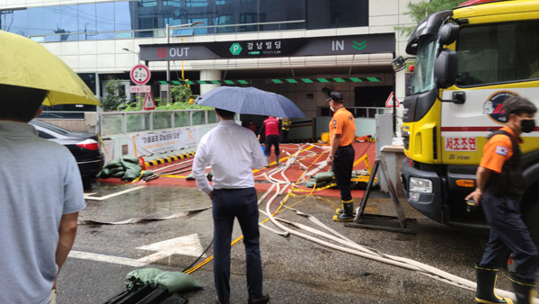 서울 서초에서 한밤 급류에 4명 실종‥수색 난항