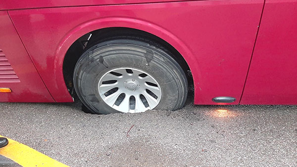 노량진서 도로파임에 통근버스 바퀴 빠져‥다친 사람 없어