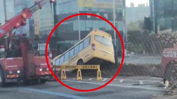 [영상M] '땅꺼짐' 도로에 통근버스 빠져 7명 부상