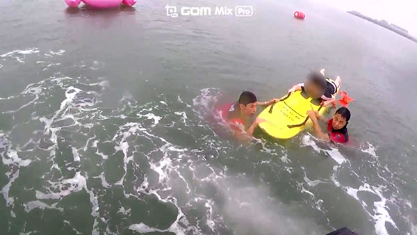 인천 을왕리 해수욕장서 파도에 휩쓸린 중학생 구조