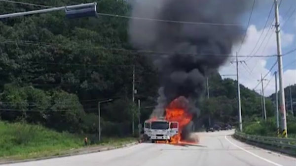 경기 가평군 고성리 국도 달리던 5톤 트럭에서 불‥인명피해 없어