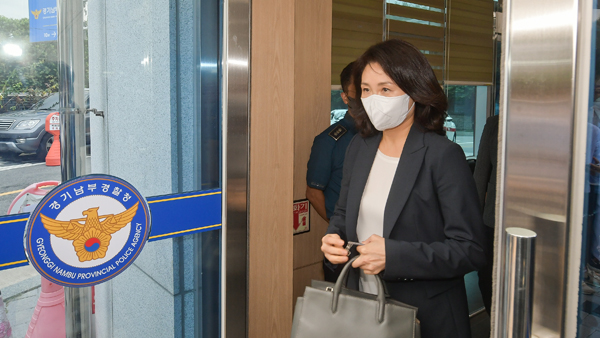 김혜경 '법카 의혹' 경찰 조사 마치고 5시간 만에 귀가