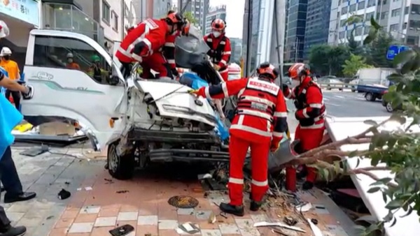 서울 금천구서 트럭이 전신주 들이받아‥50대 운전자 숨져