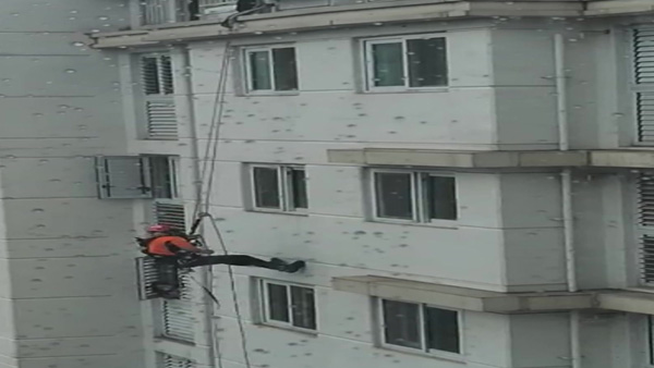 아파트 실외기실에 주민 고립‥옥상서 밧줄 타고 구조