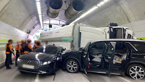 평택제천고속도로 금성터널서 5중 추돌‥9명 부상