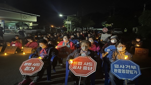성주 사드 기지로 야간에 유류 차량 반입…반대 측 저지 집회