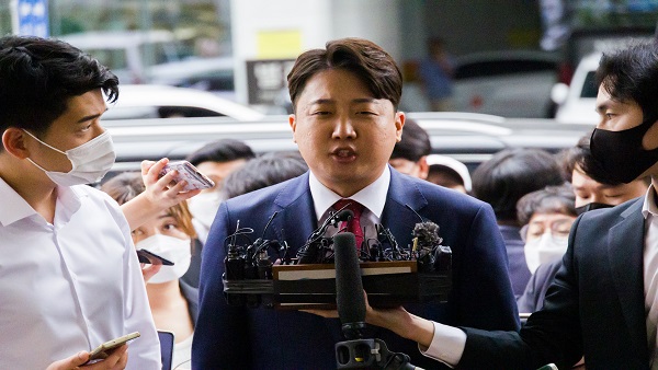 경찰, '성상납 의혹' 이준석 전 국민의힘 대표 12시간여 조사