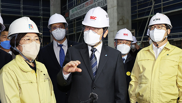 이재명, 안성 창고 추락사고 현장 찾아 "중대재해 처벌 강화해야"