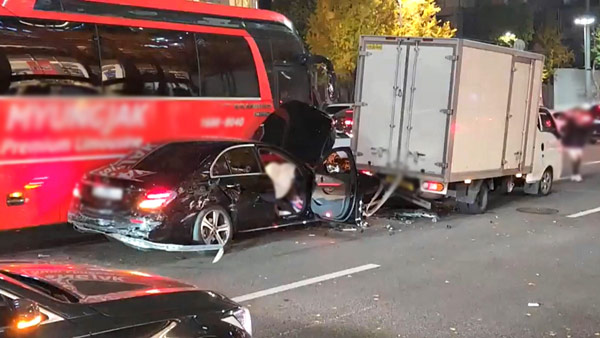 강남 청담사거리 12중 추돌사고‥3명 경상