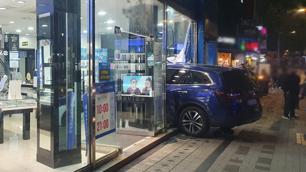 서울 양천구 안경점으로 차량 돌진‥2명 경상