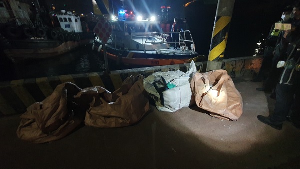 부산 영도 부두에 정박된 화물선에서 불‥"자연발화 추정" 