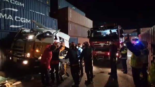 부산서 컨테이너가 화물차 운전석으로 '쿵'‥60대 운전자 부상 