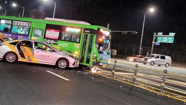 강남 삼성의료원 앞 사거리서 신호위반 마을버스가 택시 2대 충돌