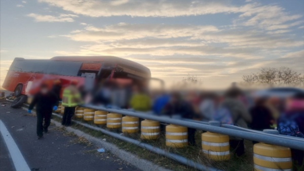 호남고속도로 전주나들목 근처에서 관광버스가 가드레일 들이받아‥4명 경상