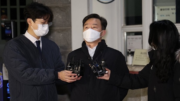 김만배 출소…"법률적 판단 떠나 죄송…재판 성실히 임하겠다"