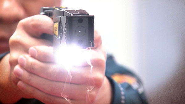 아버지에 흉기 휘두른 남성 체포‥"패딩에 테이저건 막혀 공포탄"