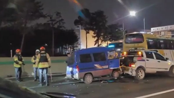 경부고속도로에서 승합차·버스 등 4대 추돌‥ 2명 부상