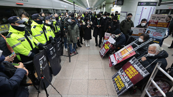 서울시 "전장연 출근길 시위 재개하면 손해배상 청구 방침"