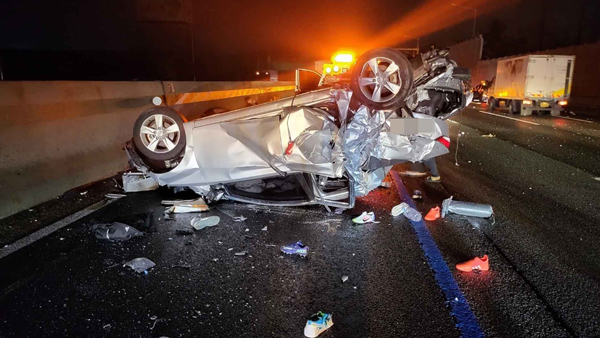 경부고속도로서 승용차·25톤 화물차 등 3중 추돌‥2명 다쳐