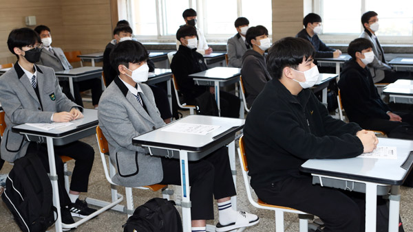 교육부 "학교 마스크 착용 의무 즉시 변경 안 해‥현행 유지"
