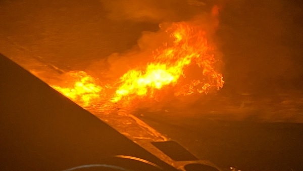 석유운반트럭 눈길에 전복 뒤 화재‥1명 부상