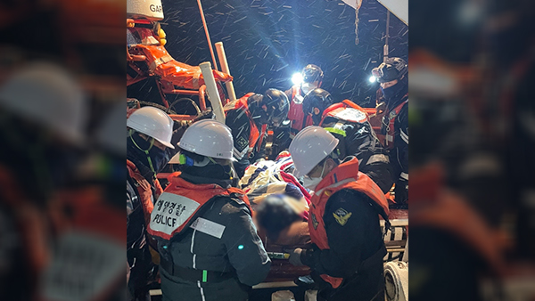 해경, 눈보라 속 울릉도서 동해항까지 응급 환자 이송