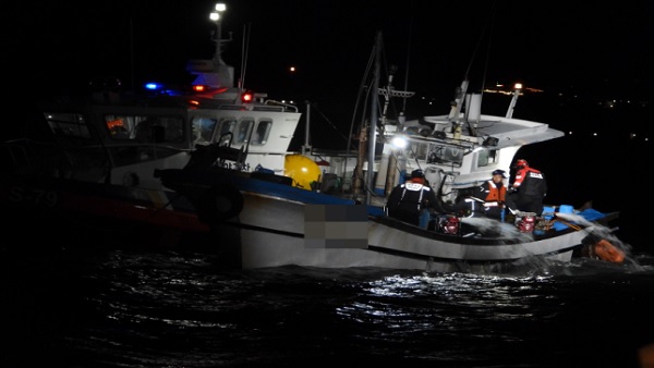 거제 이수도 인근서 선박 세 척 충돌..60대 선장 1명 구조 