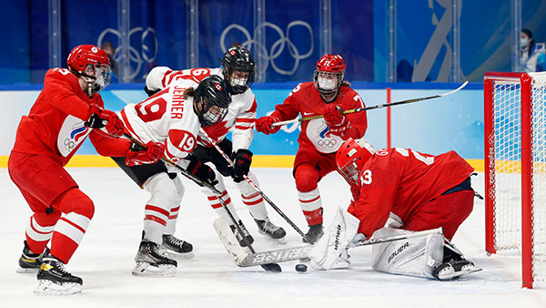 [올림픽] 러시아-캐나다 여자 아이스하키, 코로나19 신경전에 마스크 쓰고 경기 