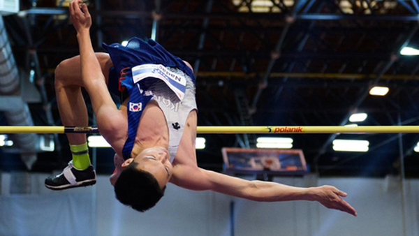 '세계랭킹 1위' 우상혁, 실내 높이뛰기 2회 연속 우승‥2m 35 