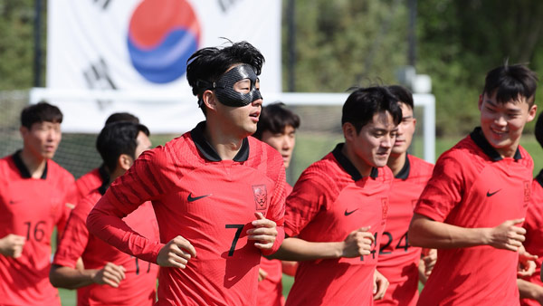 [월드컵] 손흥민, 입국 첫 훈련서 마스크 끼고 등장