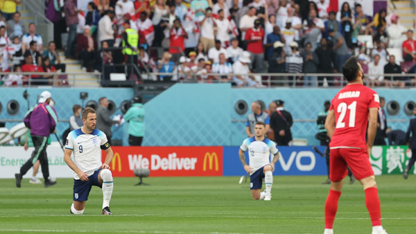 [월드컵] 잉글랜드, 이란 경기 전 '무릎 꿇기'‥'무지개 완장'은 불발