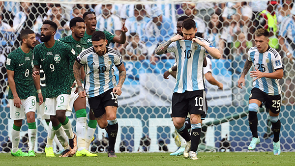 [월드컵] 우승 후보 아르헨티나, 사우디에 1-2 역전패