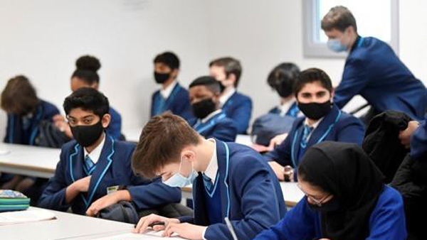 영국 새해부터 중학교 교실서 마스크 착용 권고